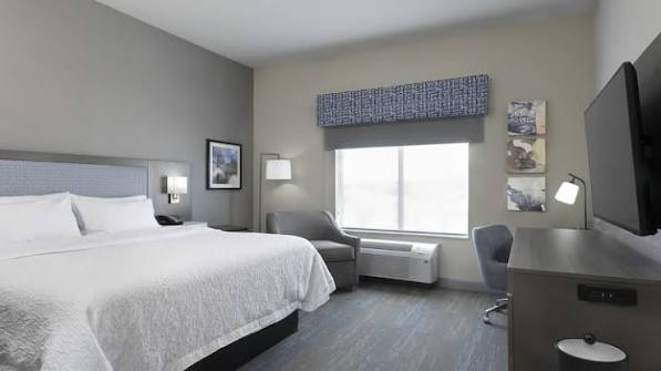 Hampton Inn & Suites St. Charles Old Town Area