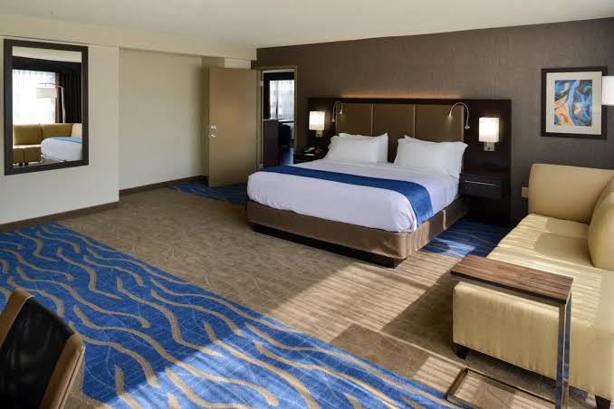 * Radisson St. Louis Downtown
