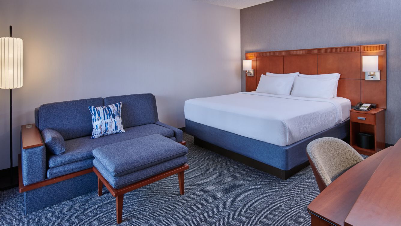 Courtyard Detroit Metro Airport Romulus guest room