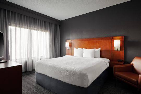 * Courtyard by Marriott Downtown West St. Louis