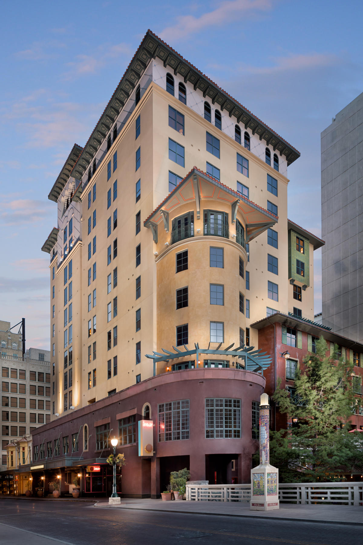 Hotel Valencia Riverwalk exterior