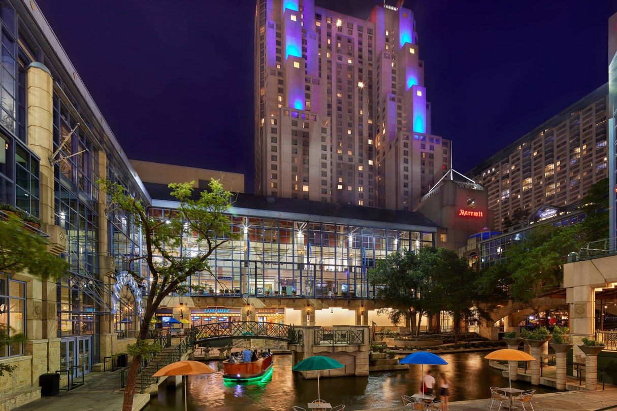 Hotel lobby and adjacent Rivercenter Mall entrance